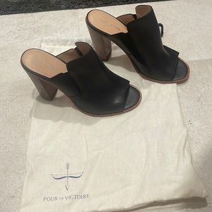 Pour La Victoire Mules Size 7.5